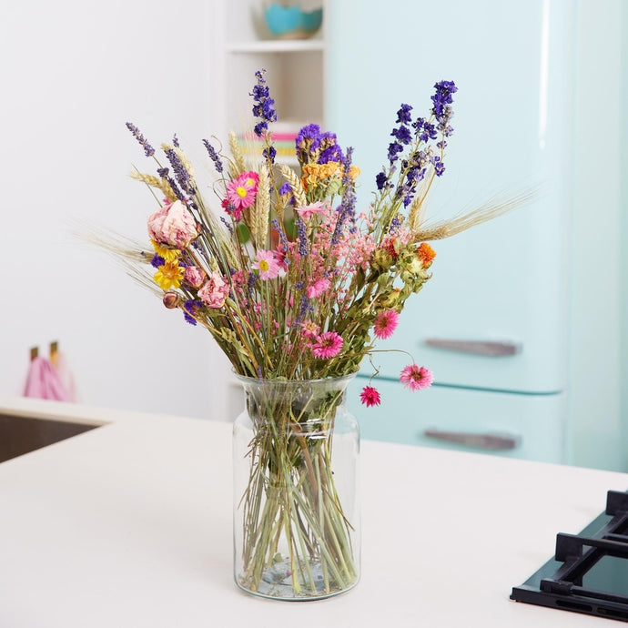 "Prachtige Bloemenpracht: Ontdek Ons Stijlvolle Droogboeket 'Standaard Multi' met Multikleurige Bloemen zoals Paarse Lavendel en Roze Rozen"